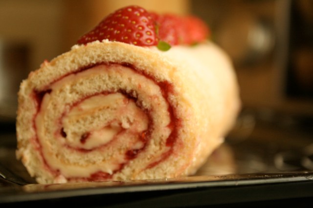Roulade with jam and buttercream